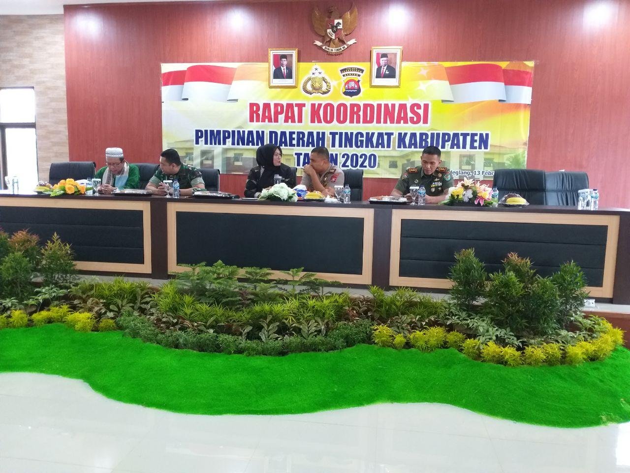 Kapolres Pandeglang, AKBP Sofwan Hermanto bersama Bupati Pandeglang beserta unsur pimpinan lainnya sedang melakukan rapat koordinasi di aula Mako Polres Pandeglang/BARA