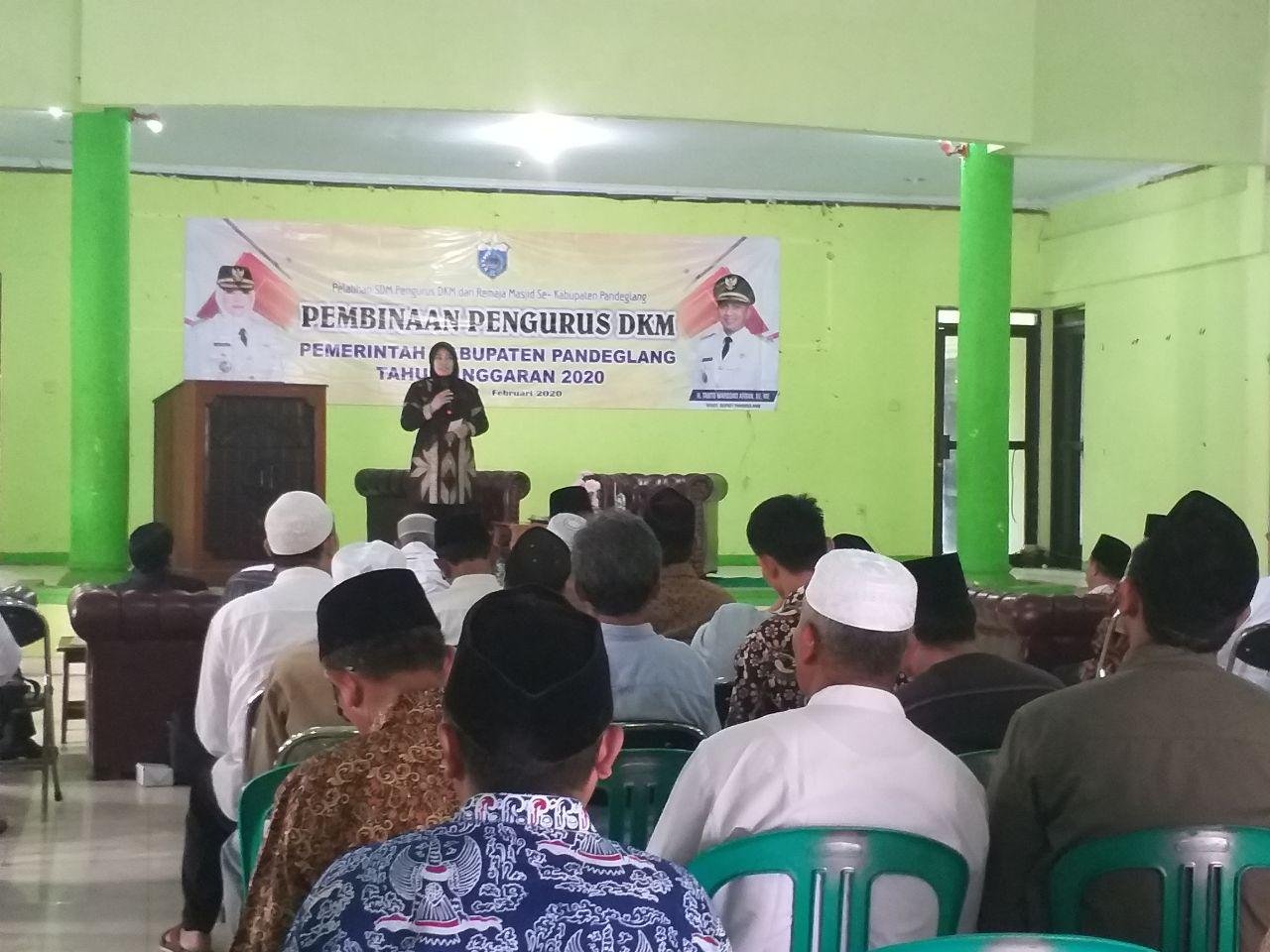 Bupati Pandeglang, Irna Narulita sedang memberikan sambutan di acara pelatihan dan pembinaan SDM pengurus DKM se Kecamatan Pandeglang, di Gedung MUI Kabupaten Pandeglang/BARA