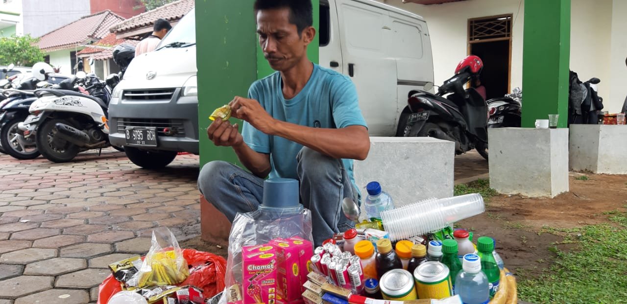 Suherman saat Berjualan Kopi di Salah Satu Hotel yang ada di Pandeglang (Foto. Samsul)