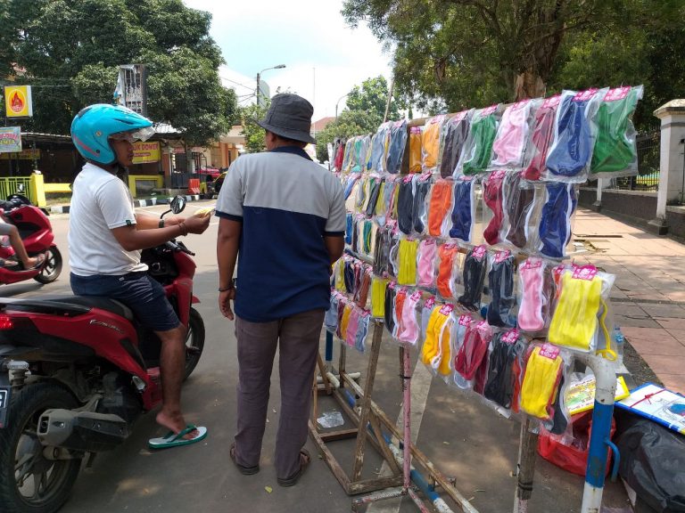  Penjual  Masker  Kain  Bermunculan di Pandeglang