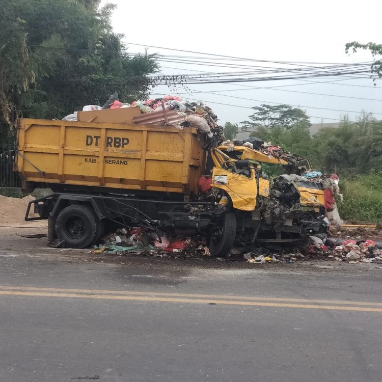 Tertabrak Mobil Ekpedisi Truk Pengangkut  Sampah di Serang 