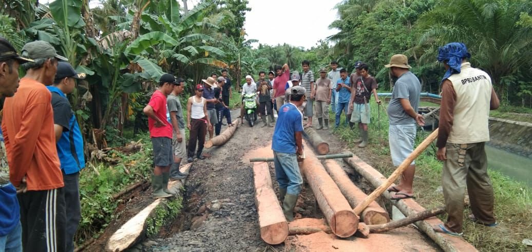 Warga perbaiki jalan menuju Wisata Cikoncang