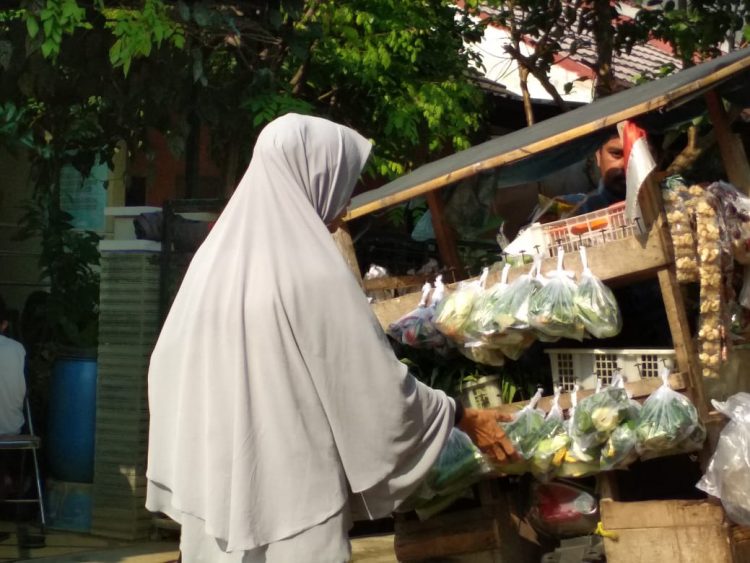 Tukang Sayur Keliling Beri Solusi Alternatif