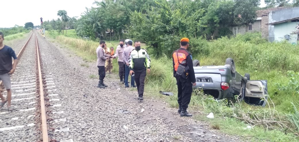 Minibus Ditabrak Kereta