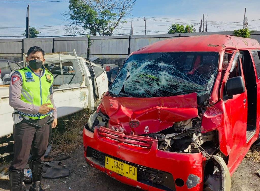 Angkot Tubruk Truk