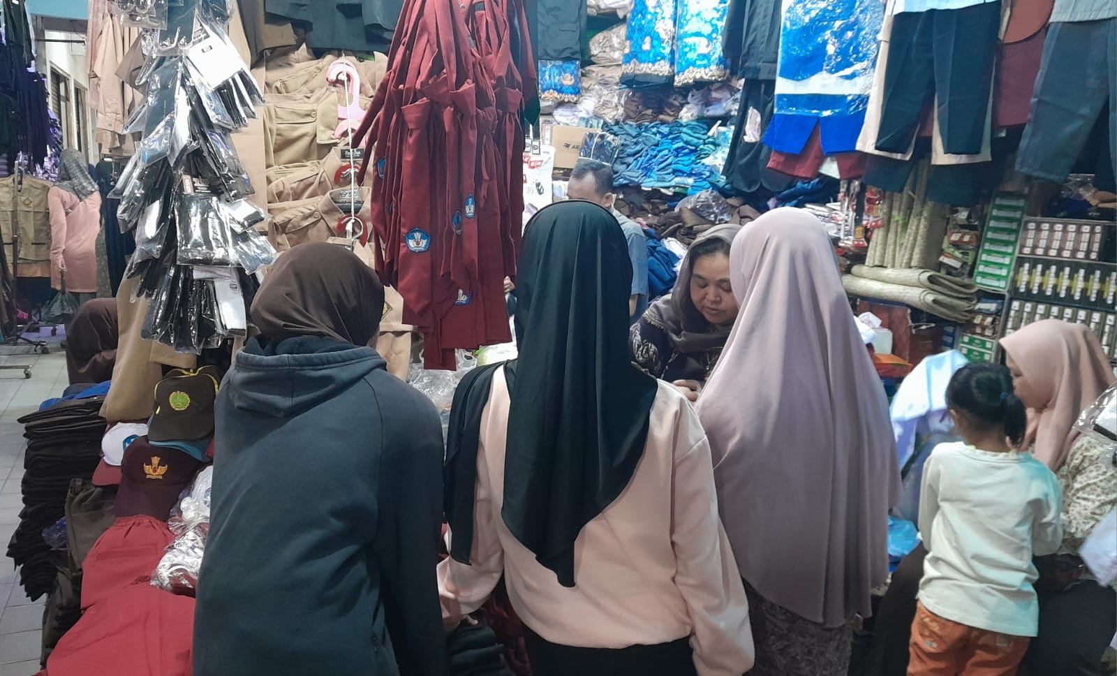 Penjual Seragam Sekolah