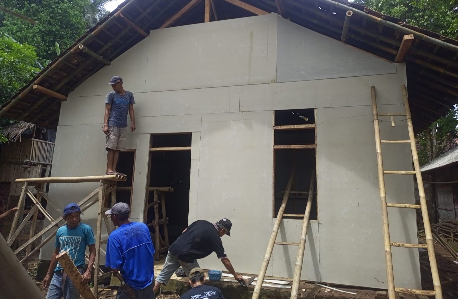 Rumah nyaris roboh